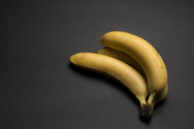 Arka planda üç muz