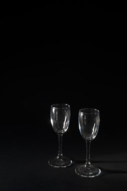 iki bardak koyu renklerde