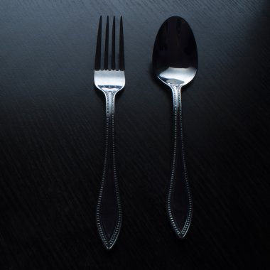 çatal ve kaşık siyah bir tablo