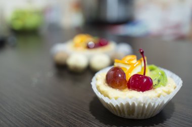 Kek kiraz turuncu kivi