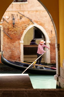 Venedik manzaraları. Suda Gondol, eylülde kemerden bakmak ve pencereye yansımak..