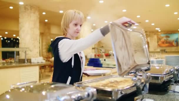 Vrouw kiest een maaltijd in het café met zelfbediening — Stockvideo