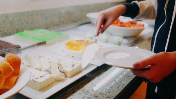 Een plaat van taarten aanbrengend het café met zelfbediening — Stockvideo