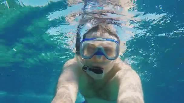 Buzo hace selfie, saludando a la cámara - Bajo el agua — Vídeo de stock