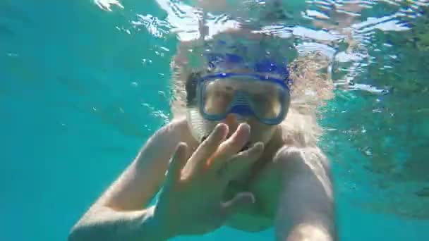 Dykare gör selfie, vinkade åt kameran - under vattnet — Stockvideo