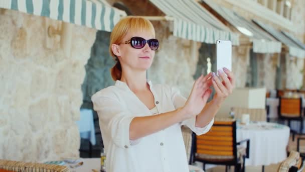 Mulher turista no fundo faz selfie restaurante italiano — Vídeo de Stock