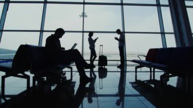 Havaalanı terminal, bir uçuş için bekleyen bir ailen hayatta