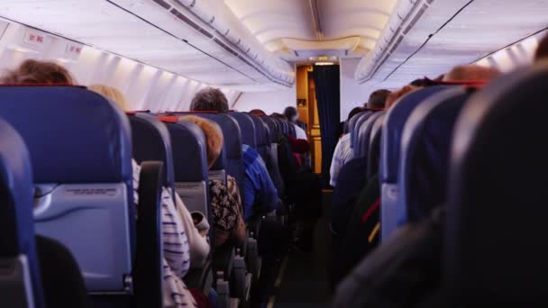 Salón de aviones con pasajeros — Vídeo de stock