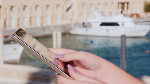 Mani con il tablet sullo sfondo di yacht — Video Stock