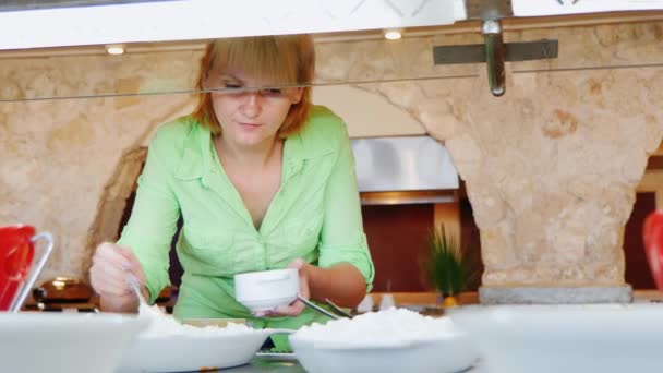 Vonzó nő úgy dönt, élelmiszer a kávézó, önkiszolgáló — Stock videók