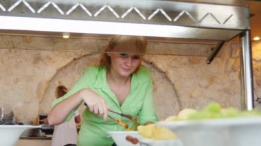 Self-servis ile kafede yemekleri sebze kadın koyar