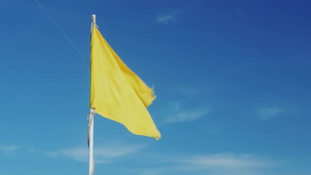 Drapeau jaune sur fond de ciel 