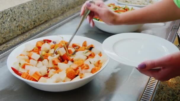 Pour the vegetables on the plate — Stock Video