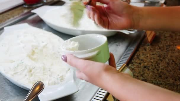 Mujer pone en el plato de yogur en la cafetería con autoservicio — Vídeo de stock