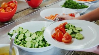 Self-servis ile kafede plaka ve sulama sos dilimlenmiş salatalık üstlenmesi