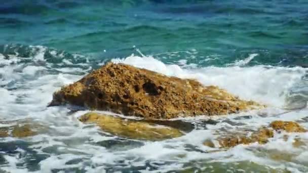 Onde marine che si infrangono sulle rocce con un sacco di spruzzi d'acqua — Video Stock