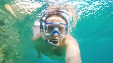 Snorkelers kendini kameraya vuruyor