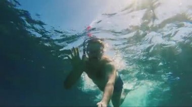 Selfie sopa ile kendilerini snorkelers resimleri