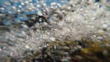 Su altında buzlu kırma dalgalar sörf