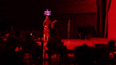 Hurghada, Mısır - 26 Şubat 2016 geleneksel Mısır dansları dans kadın