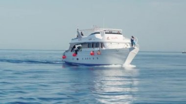 Hurghada, Mısır - 26 Şubat 2016 tekne açık denizde dalış