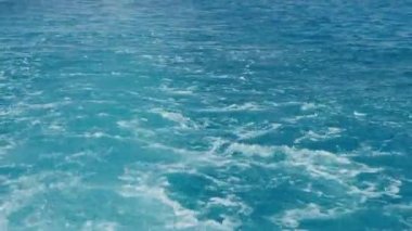 Bir tekne köpük su