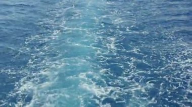 Bir tekne köpük su