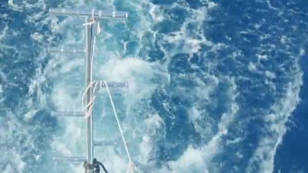 Вода, текущая за кораблем — стоковое видео