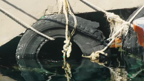 Старая шина в воде — стоковое видео