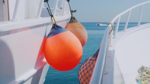 Deux yachts bot avec un amortisseur — Video