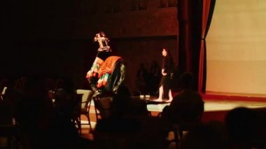 Hurghada, Mısır - 26 Şubat 2016 eğlence programı ile bir at dans turist kadın için