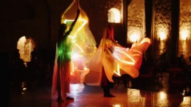 Hurghada, Mısır - 27 Şubat 2016: Giysi shining dans oryantal dans iki dansçı