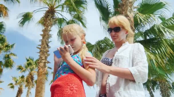 Mom punishes daughter sunscreen — Stock Video