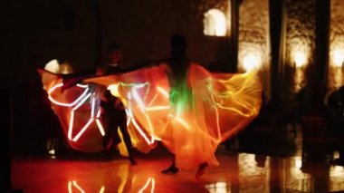 Hurghada, Mısır - 27 Şubat 2016: Giysi shining dans oryantal dans iki dansçı