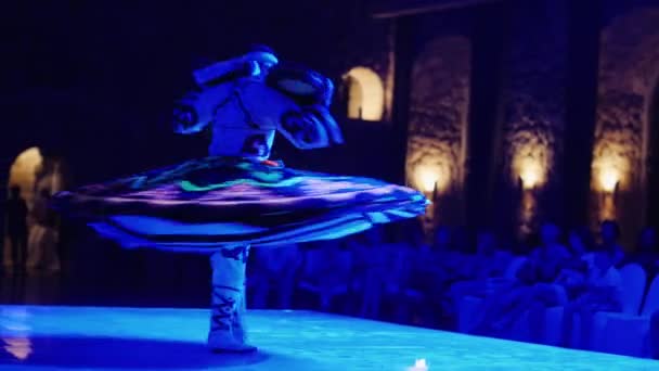 Hurghada, Egipto - 27 de febrero de 2016: Hombre bailarín bailando tradicional falda de danza egipcia — Vídeo de stock