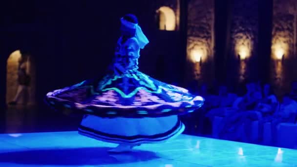 Hurghada, Egipto - 27 de febrero de 2016: Dervish dances Traditional Dance Skirts — Vídeo de stock