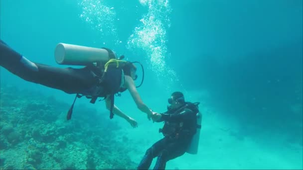 Hurghada, Egito - 28 de fevereiro de 2016: Instrutor de mergulho ensina estudante — Vídeo de Stock