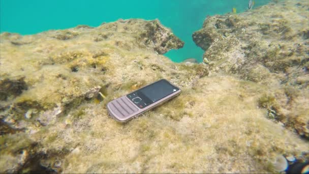 Znalezienie telefonu do morza, podnoszenie od dołu — Wideo stockowe