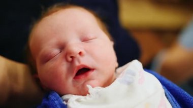 Yeni doğan kız anne kollarında uyumak