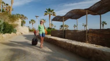 Atış Steadicam: bir turist bir çanta ile bir rekreasyon alanı için sabahın erken saatlerinde gider.