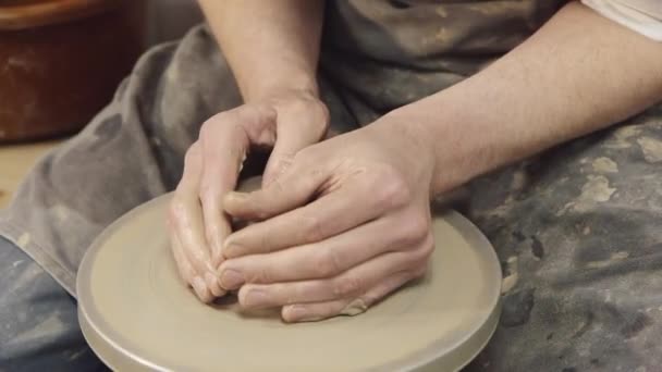 Master potters händer att göra en kruka av lera — Stockvideo