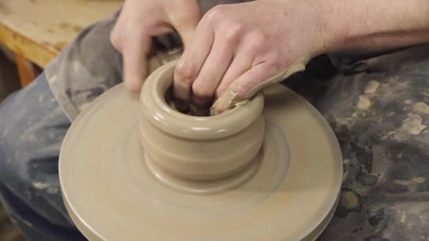 Master potter makes pottery, handmade — Stock Video