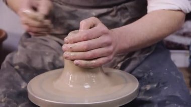 El işçiliği: çömlekçinin uzun bir çanak çömlek yaptığı
