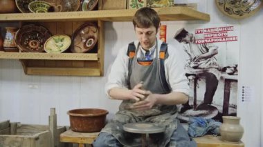 Poltava, Ukrayna - Mart 22,2016: Master yapar ürünleri seramik el sanatları