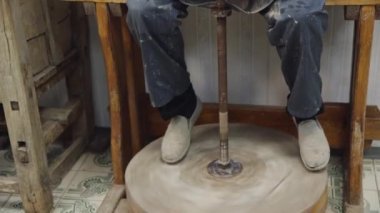 Poltava, Ukrayna - Mart 22,2016: Master potter kil bir bardak yapar