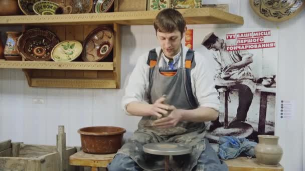 Poltava, Ucrania - 22 de marzo de 2016: Master handcrafts fabrica productos de cerámica — Vídeos de Stock