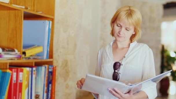 Touriste lit un livret d'information stand près de l'hôtel — Video