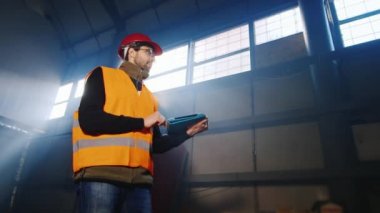 Bir tablet ile bir inşaat alanında veya fabrika çalışmakta kask oluşturucu