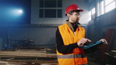 Atış Steadicam: tablet ile depoda çalışan mühendis