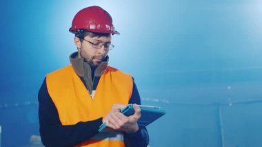 3 video: Oluşturucusu'nu veya mühendisi olarak kask tablet ile çalışma